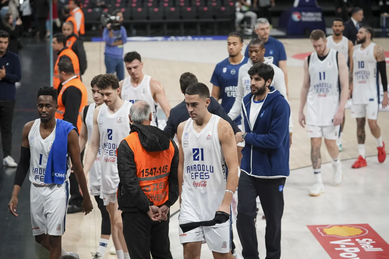 Anadolu Efes, yaşanan sakatlıklar nedeniyle önemli oyuncularından beklenen katkıyı alamadı