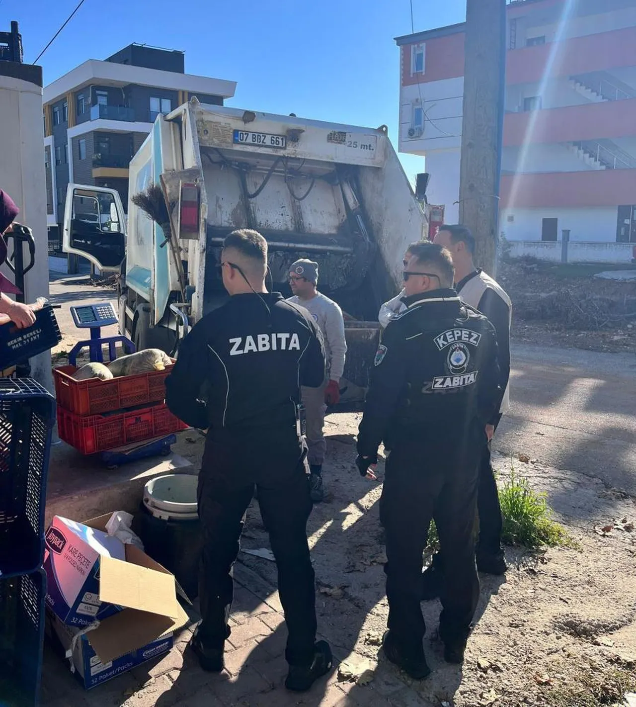 Antalya'da baskın! Yarım tondan fazla bozuk gıda ele geçirildi