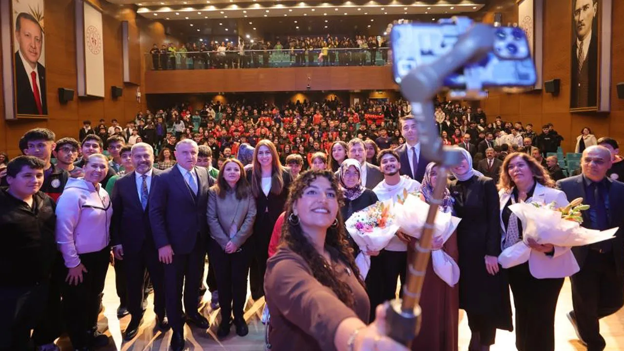 Bakan Bak, şampiyon sporcular ve anneleriyle bir araya geldi