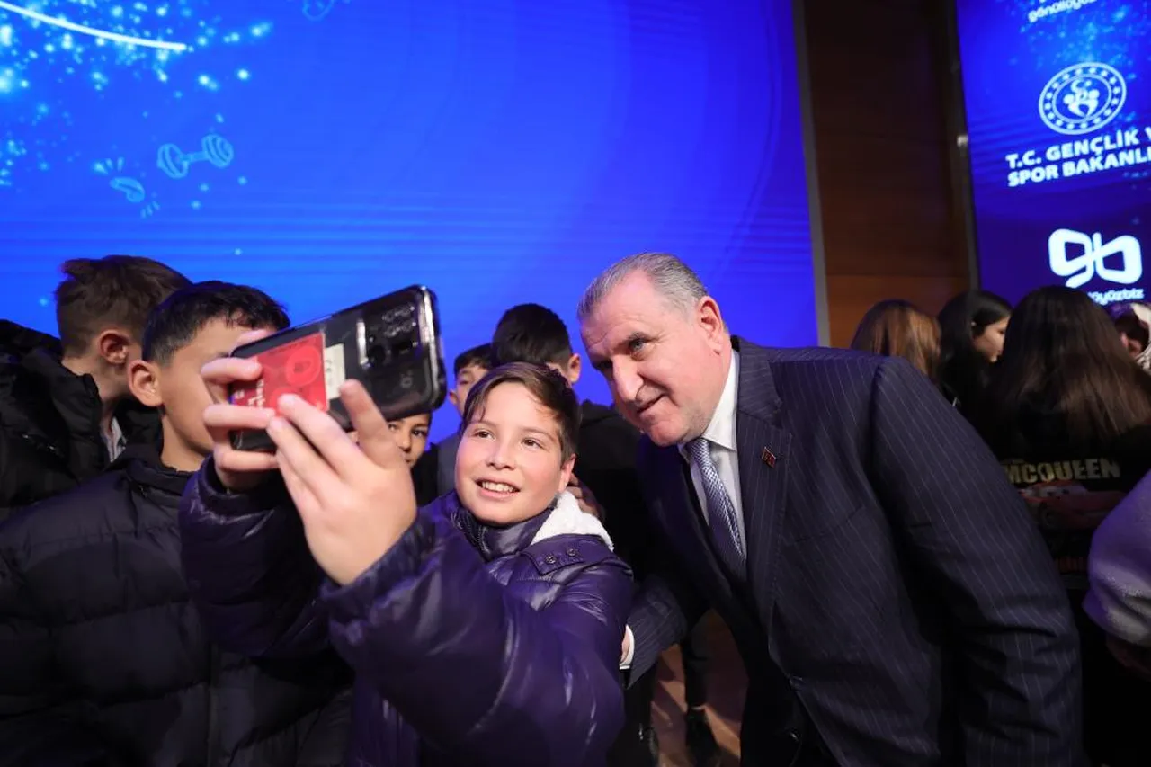 Bakan Bak, şampiyon sporcular ve anneleriyle bir araya geldi