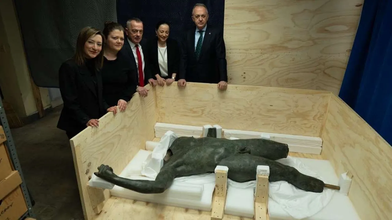 Bakan Ersoy paylaştı! Boubon’un kayıp imparatoru Türkiye'ye dönüyor