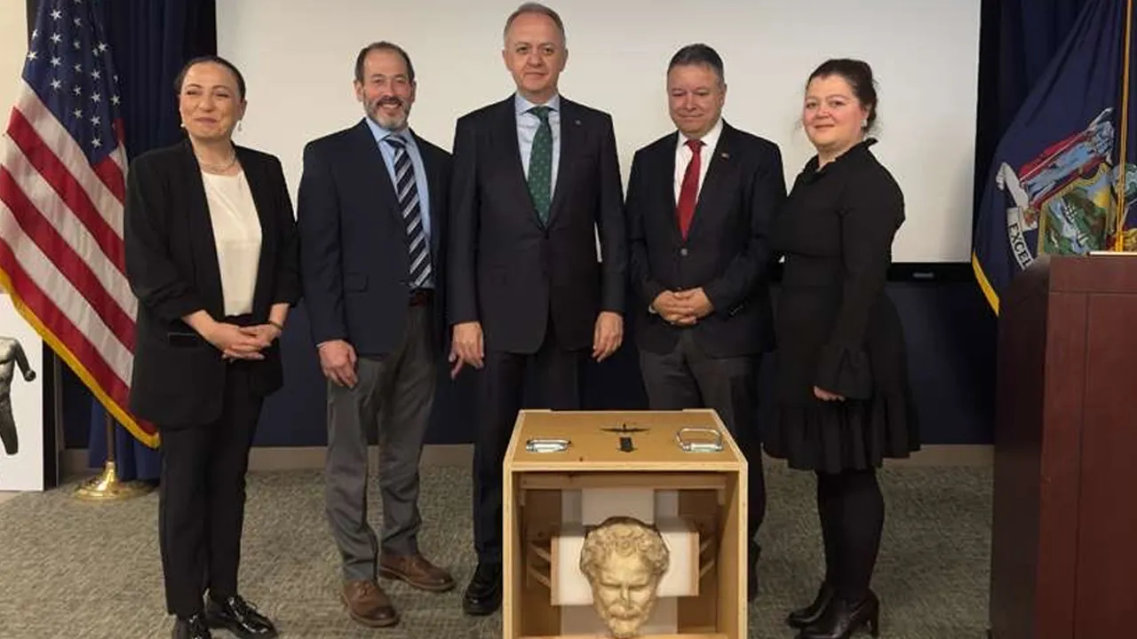 Bakan Ersoy paylaştı! Boubon’un kayıp imparatoru Türkiye'ye dönüyor