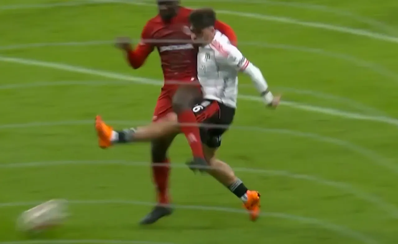 Jota Silva'ya şut çekmeden önce müdahalede bulunan Myenty Abena'nın yaptığı müdahele