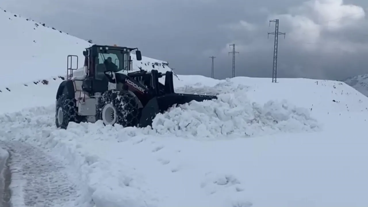 Bir kentimiz beyaza büründü! Kar kalınlığı yarım metreyi geçti
