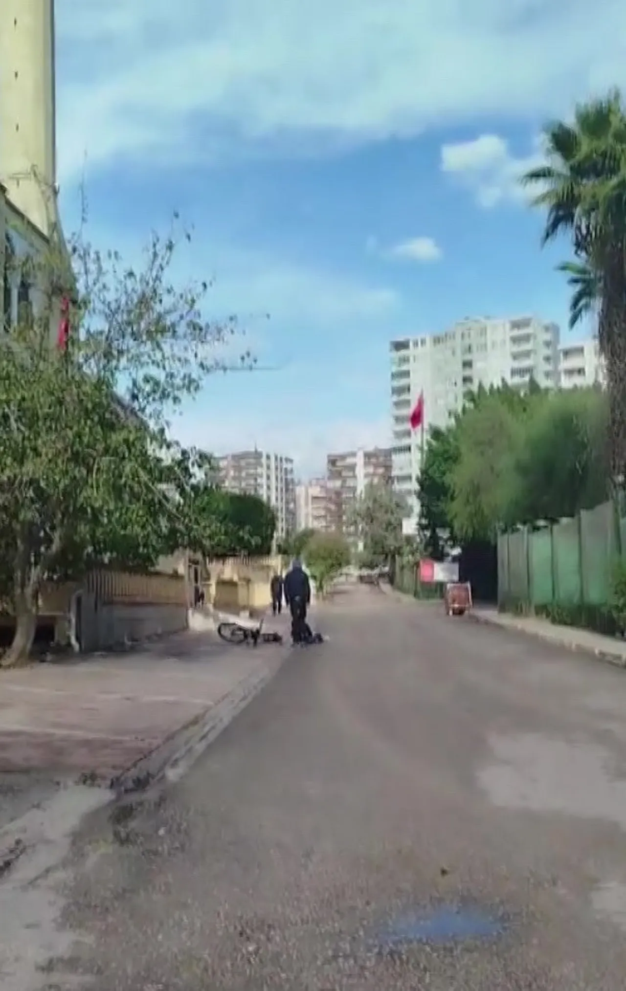 Bisiklet süren çocuğu darp ettiler