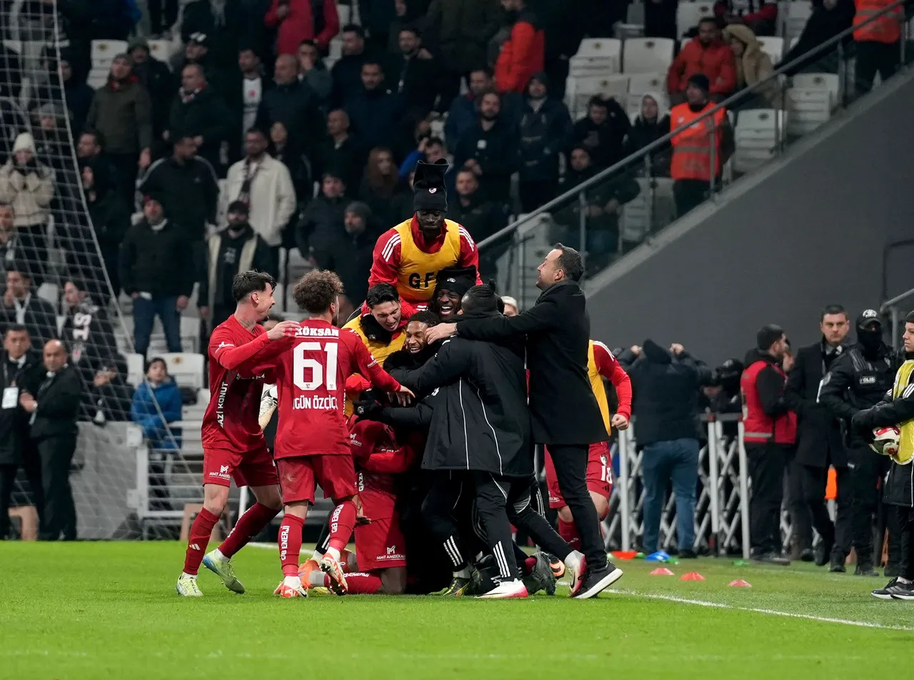 Gaziantep FK futbolcuları, attıkları gol sonrasında sevinirken