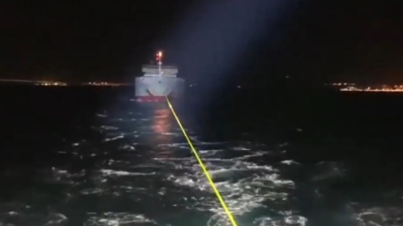 Çanakkale Boğazı'nda arızalanan kargo gemisi kurtarıldı