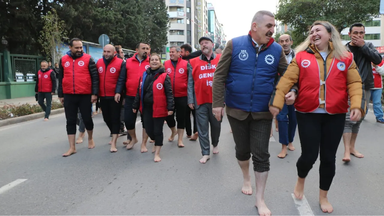 İşçilerinden çıplak ayaklı eylem! CHP'li belediyelerde maaş krizi
