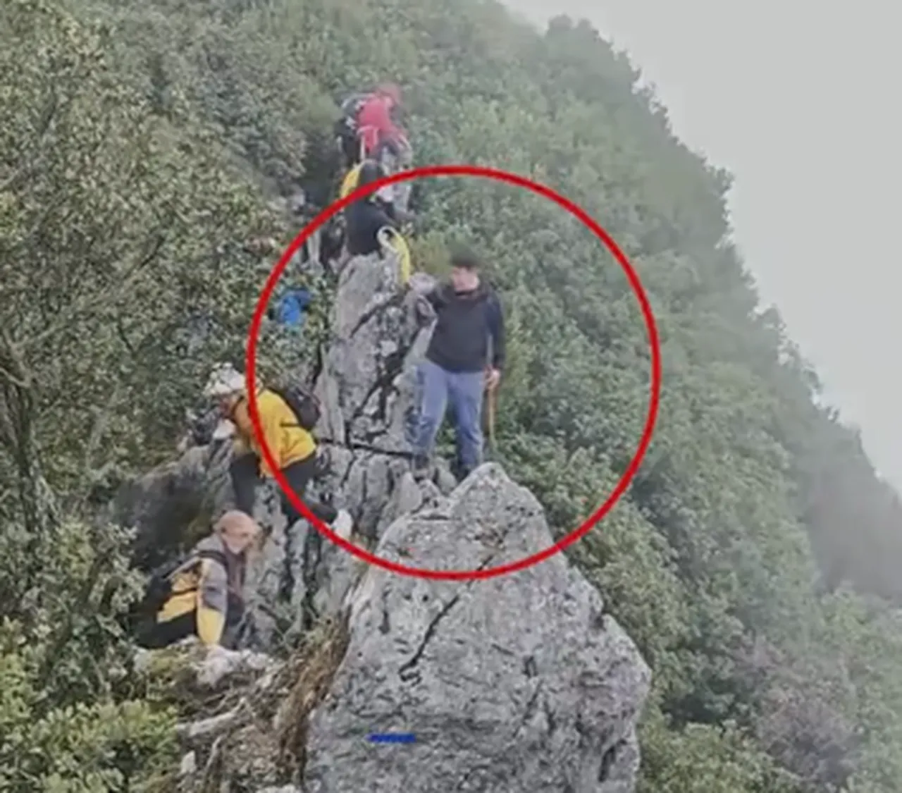 Çin'de korku dolu anlar: Fotoğraf çekmek için çıkmıştı, 40 metrelik uçurumdan yuvarlandı