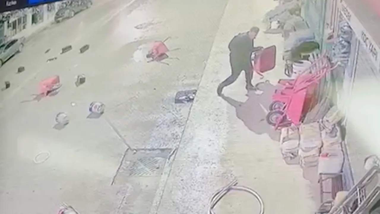 Çorum'da akılalmaz olay! Eline ne geçtiyse yola fırlattı