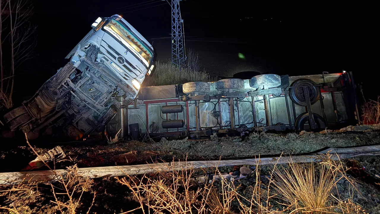 Emniyet şeridinde faciaya ramak kala! Yardım etmek isterken canından oluyordu