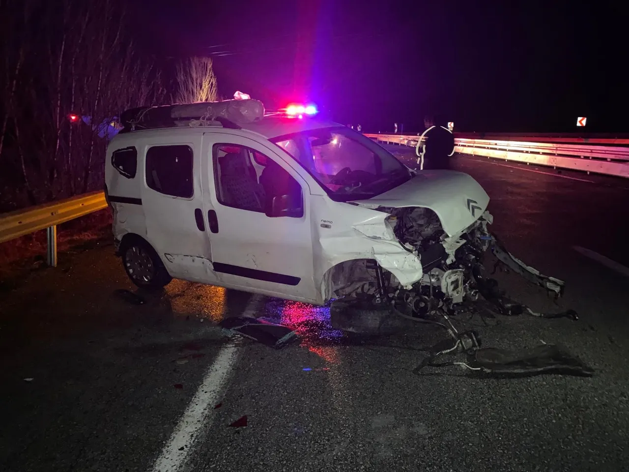 Emniyet şeridinde faciaya ramak kala! Yardım etmek isterken canından oluyordu