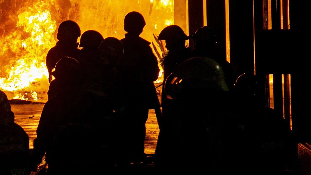 Endonezya'da facia! 7 katlı bina alev alev yandı, çok sayıda ölü var