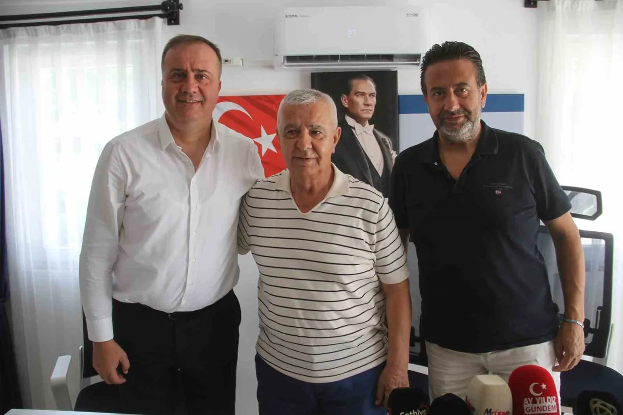 Kulüp başkanı Esat Bakırcı ve basın sözcüsü Selahattin Aydemir, açıklamalarda bulundu