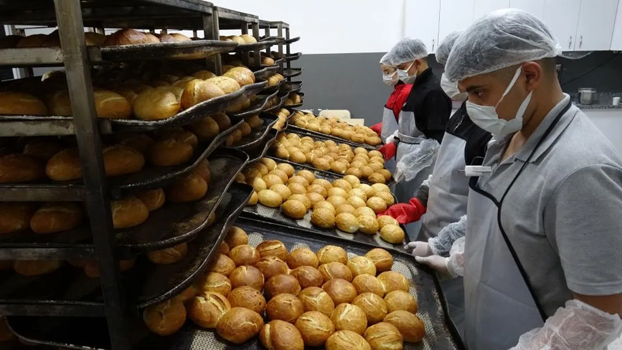 Gaziantep'te fabrika gibi çalışan lise: Günde 25 bin ekmek üretip kente satıyorlar!