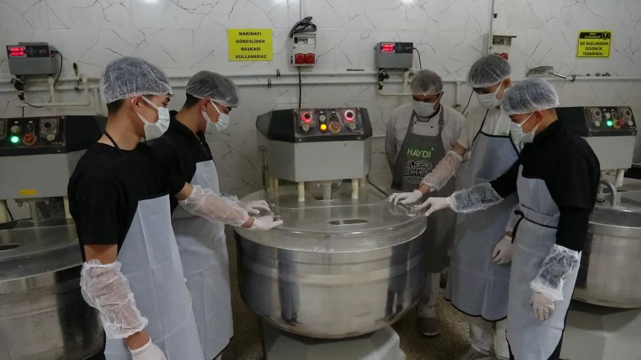 Gaziantep'te fabrika gibi çalışan lise: Günde 25 bin ekmek üretip kente satıyorlar!