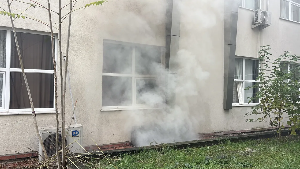 Kağıt deposunda çıkan yangın panik oluşturdu