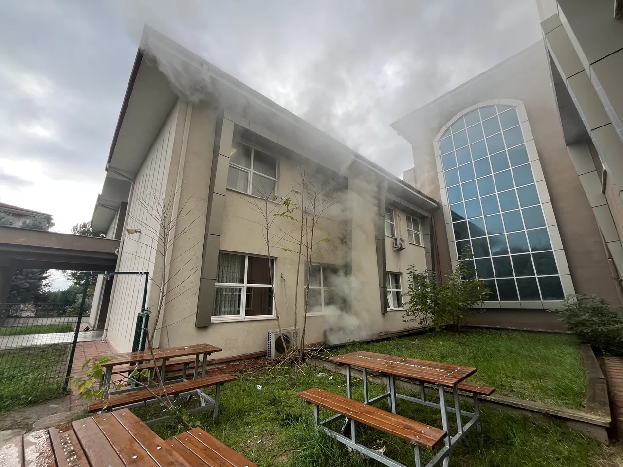 Paniğe kapılan öğrenciler bahçeye çıkarıldı