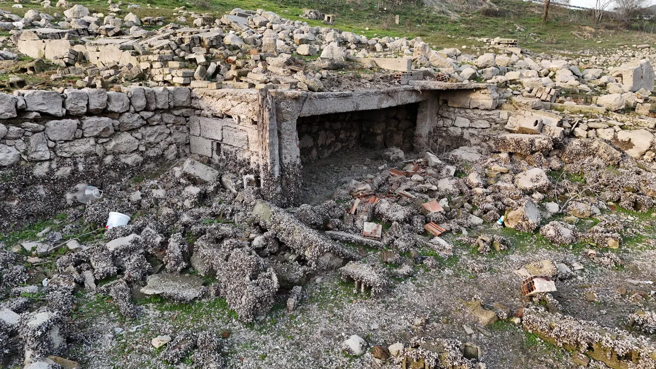 İstanbul'a su sağlayan barajda alarm! O kadar kurudu ki eski evlerin kalıntıları ortaya çıktı