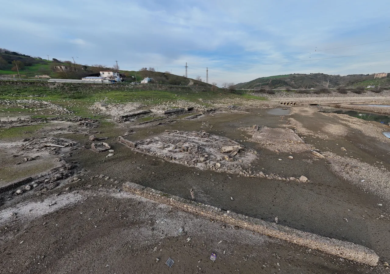 İstanbul'a su sağlayan barajda alarm! O kadar kurudu ki eski evlerin kalıntıları ortaya çıktı