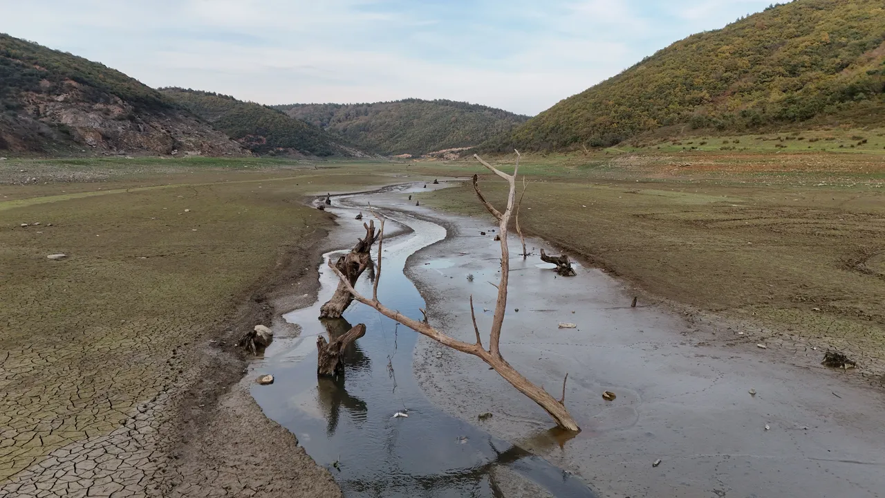 İstanbul'a su sağlayan barajda alarm! O kadar kurudu ki eski evlerin kalıntıları ortaya çıktı