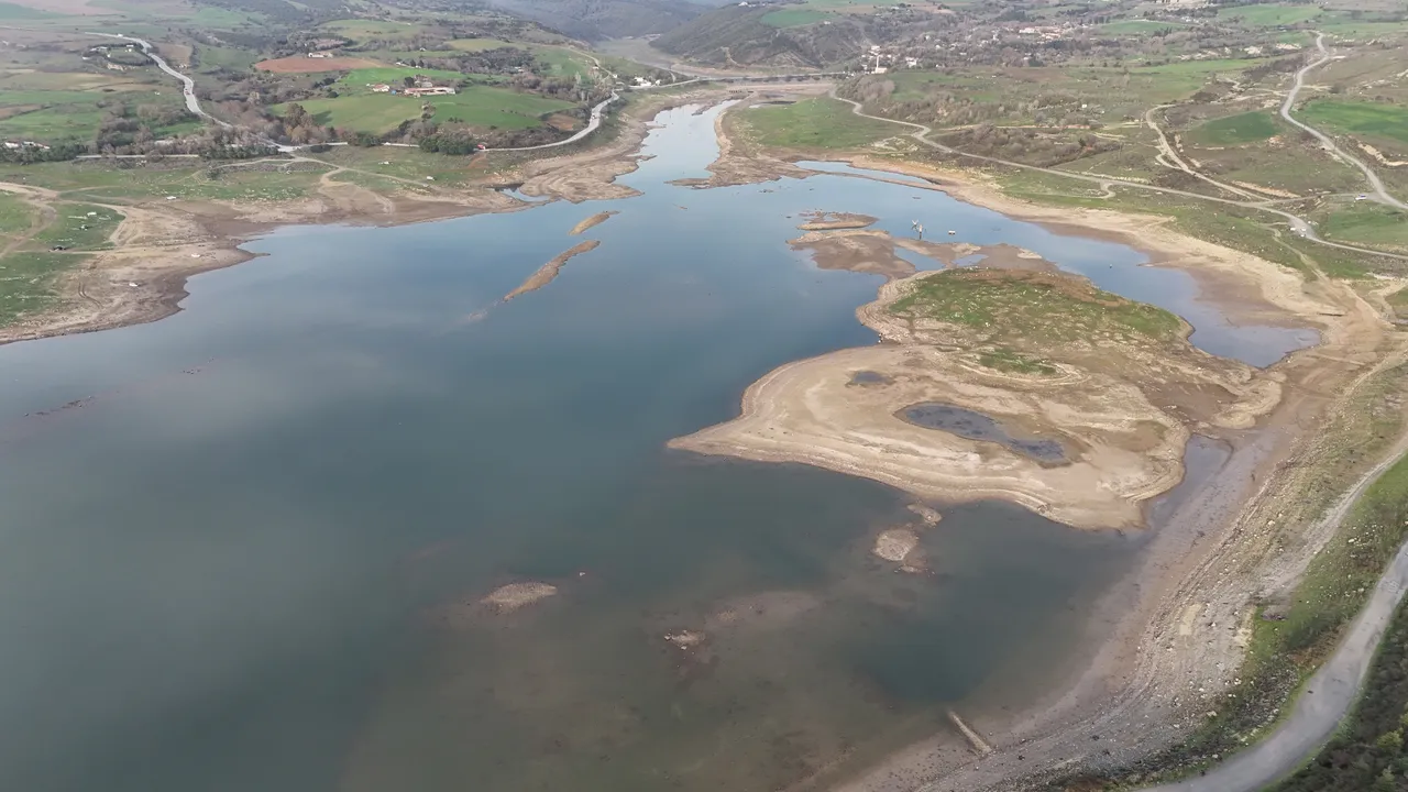 İstanbul'a su sağlayan barajda alarm! O kadar kurudu ki eski evlerin kalıntıları ortaya çıktı