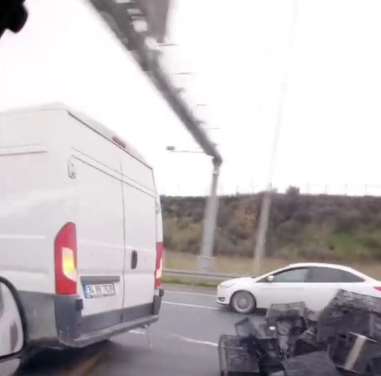 İstanbul'da trafikte akılalmaz görüntü! Aracın arkasına bağladığı kasalarla yol aldı
