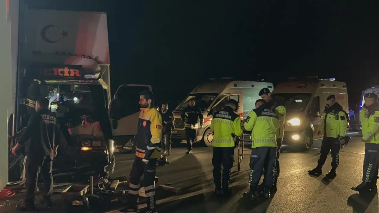 İstanbul'da zincirleme kaza! Araçta sıkışan yaralıları itfaiye kurtardı