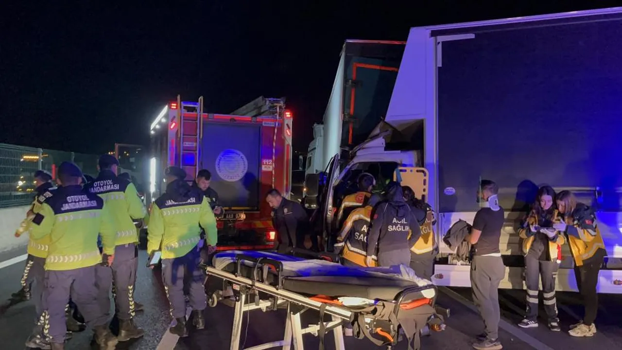 İstanbul'da zincirleme kaza! Araçta sıkışan yaralıları itfaiye kurtardı