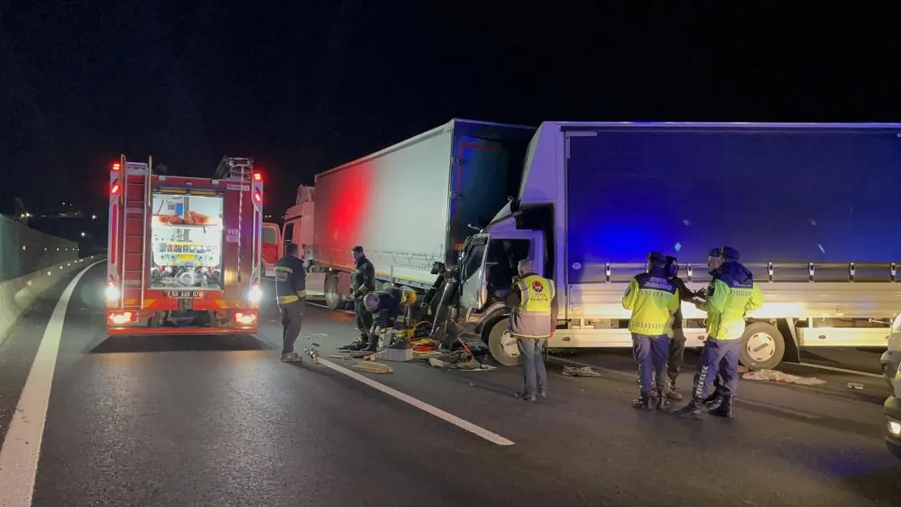 İstanbul'da zincirleme kaza! Araçta sıkışan yaralıları itfaiye kurtardı