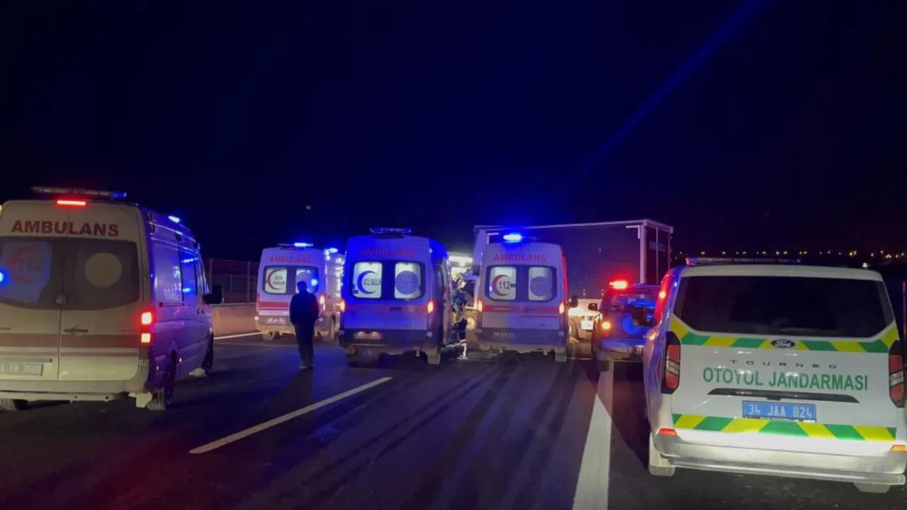 İstanbul'da zincirleme kaza! Araçta sıkışan yaralıları itfaiye kurtardı