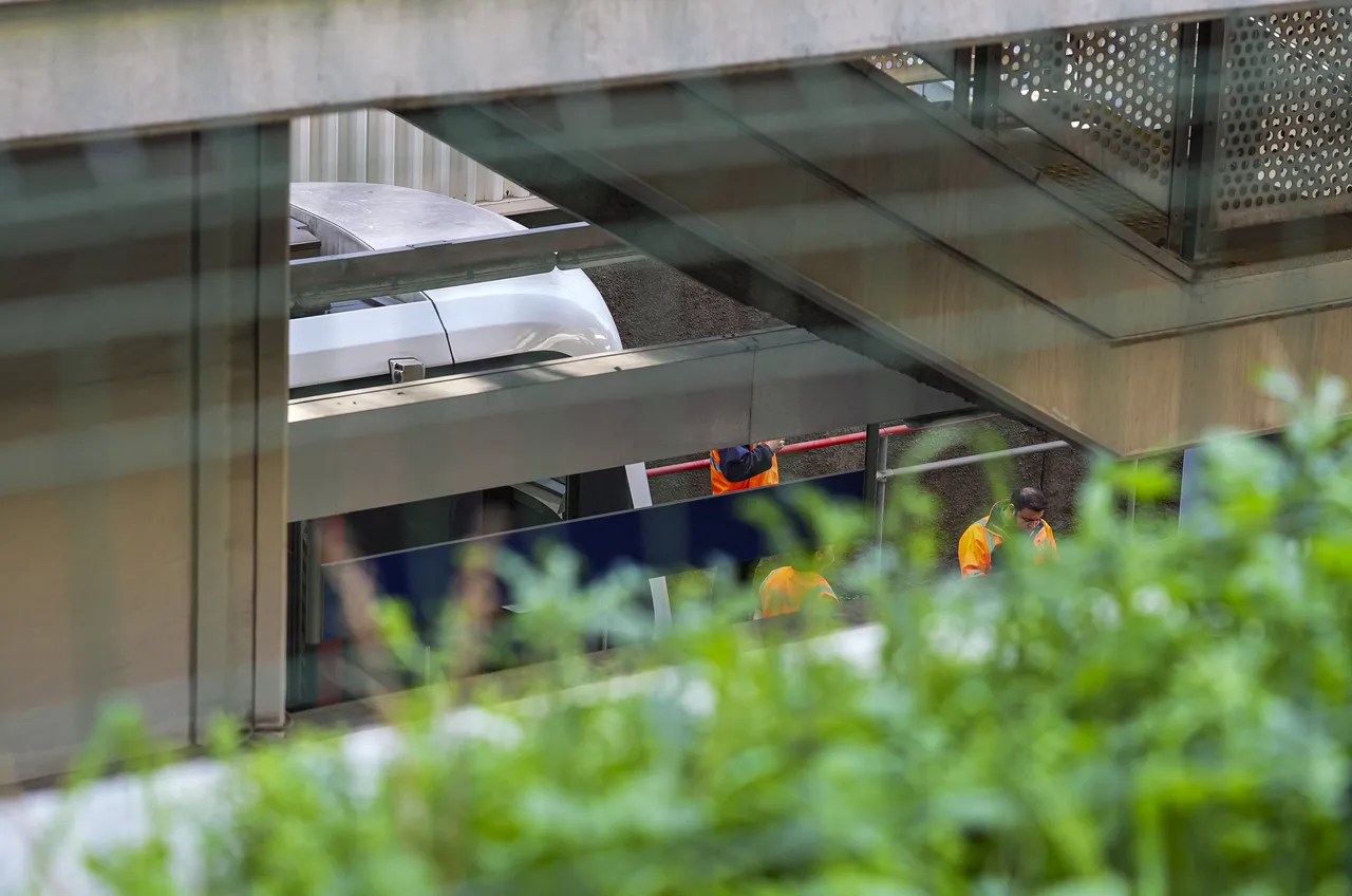 İzmir'de metro raydan çıktı, yolcular tahliye edildi!