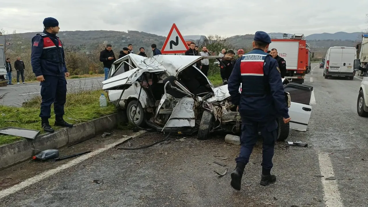 Kamyona çarpan otomobil hurdaya döndü! Feci kazada can pazarı yaşandı 