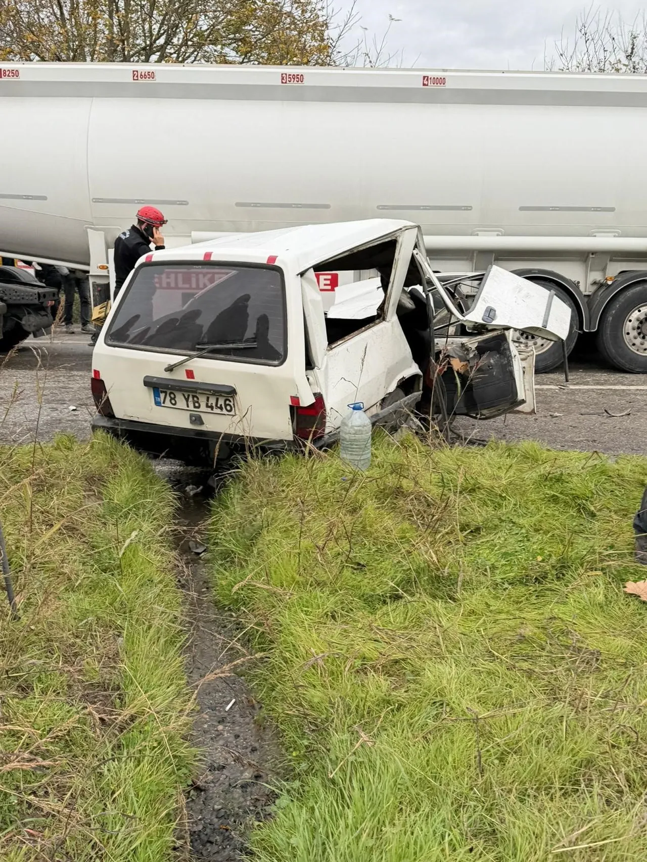 Zonguldak'ta kamyona çarpan otomobil hurdaya döndü