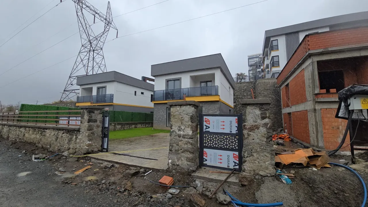 Zonguldak'ta kamyona çarpan otomobil hurdaya döndü