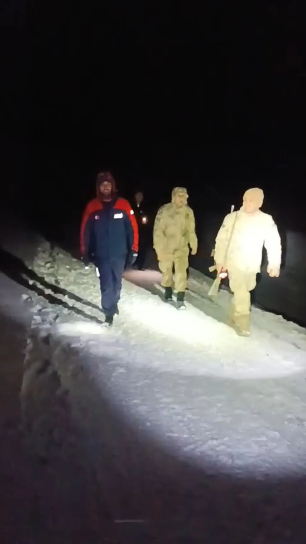 5 kilometre yürüyerek mahsur kalanları kurtardılar