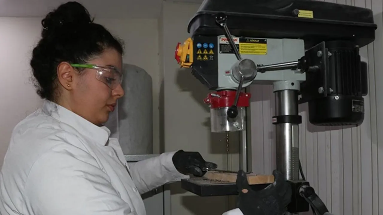 Komşusunun bacağını gördü, hayatı değişti! Tek başına kurduğu atölyede siparişlere yetişemiyor