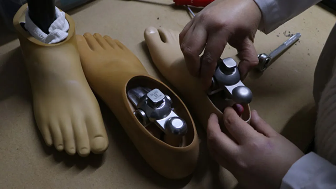 Komşusunun bacağını gördü, hayatı değişti! Tek başına kurduğu atölyede siparişlere yetişemiyor