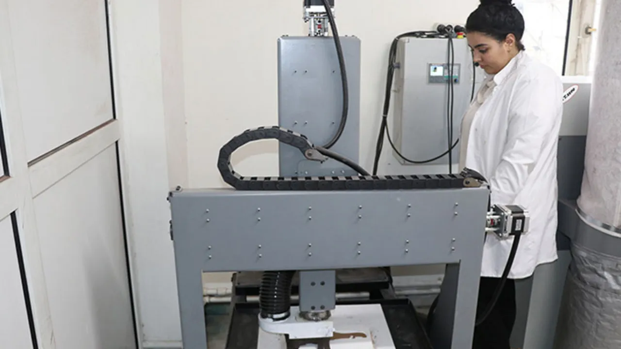 Komşusunun bacağını gördü, hayatı değişti! Tek başına kurduğu atölyede siparişlere yetişemiyor