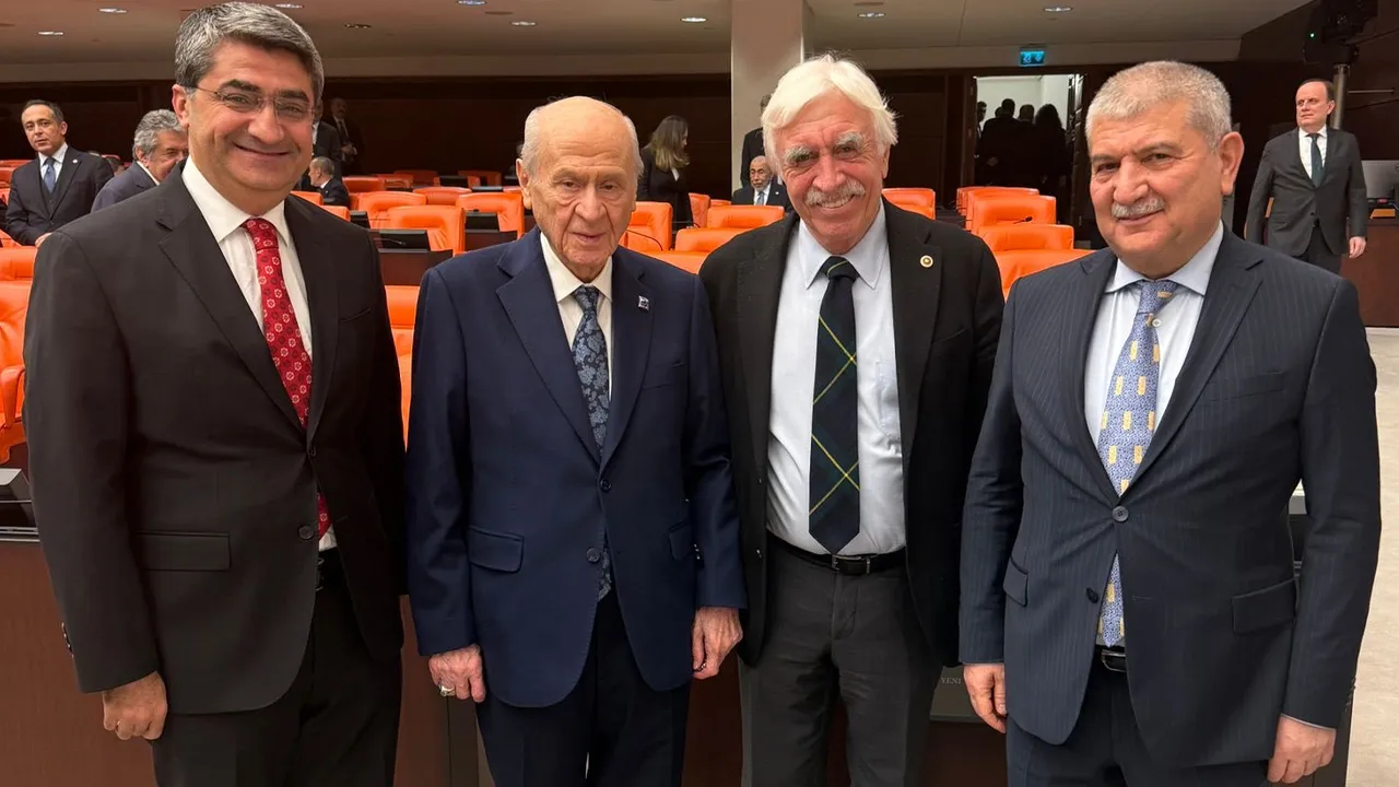 Meclis'te dikkat çeken anlar! DEM Partili Çandar'dan Bahçeli ile samimi poz