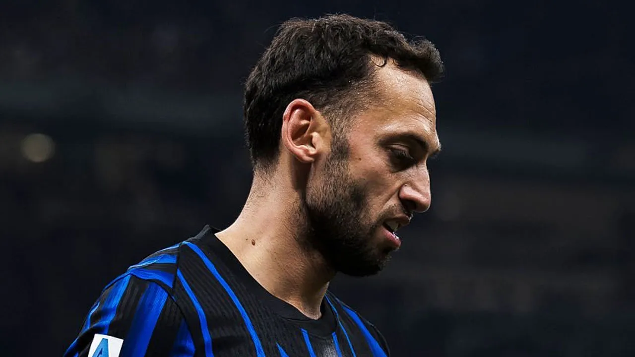 Milli yıldız Hakan Çalhanoğlu'ndan kötü haber