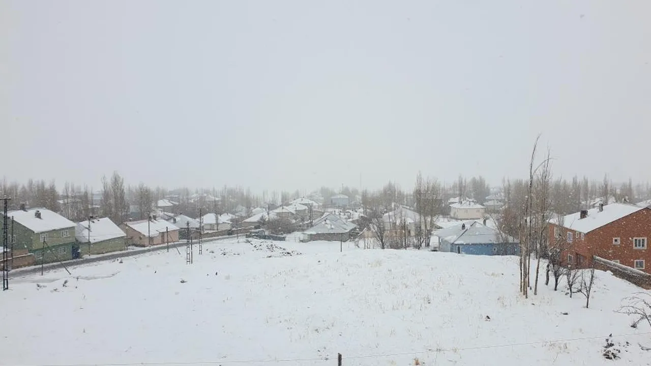 Van kara teslim oldu! Yollar kapandı, kar kalınlığı 50 santimi buldu