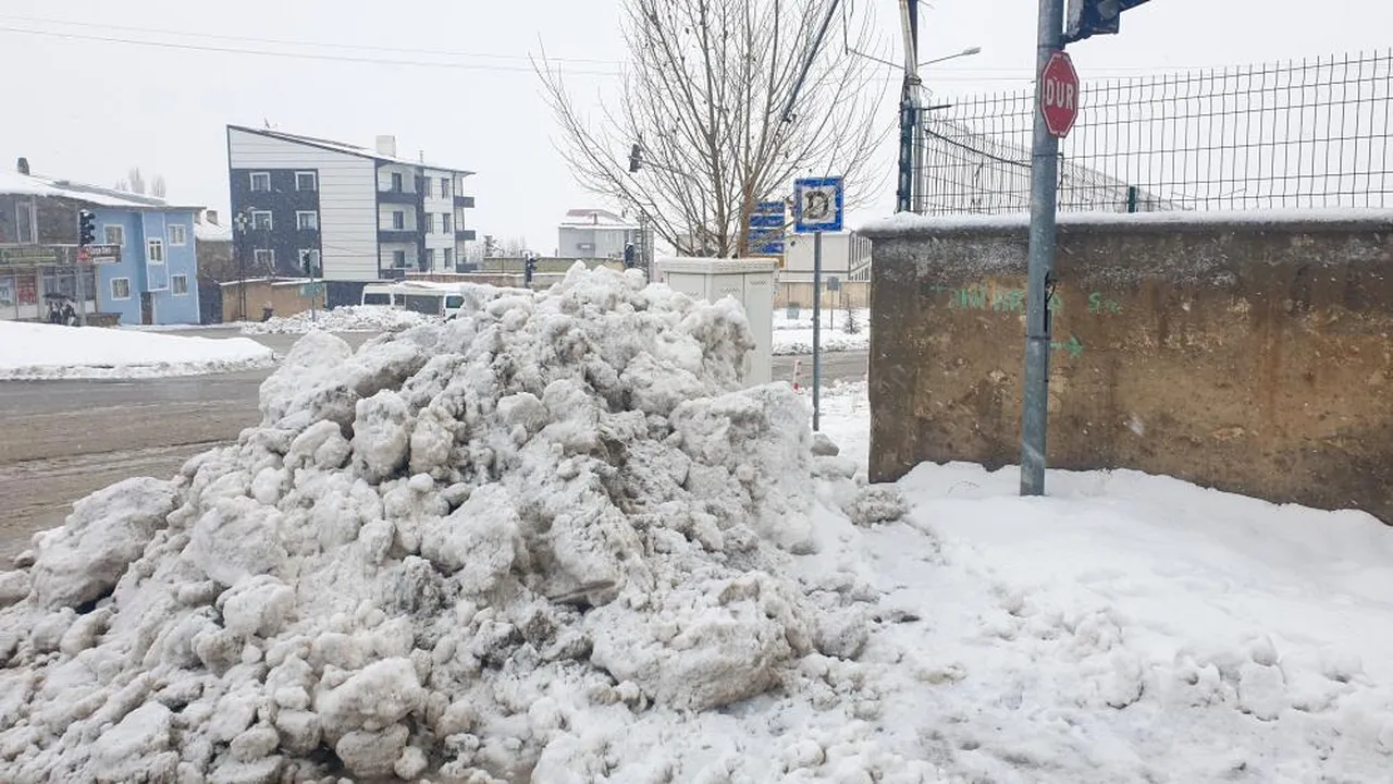 Van kara teslim oldu! Yollar kapandı, kar kalınlığı 50 santimi buldu