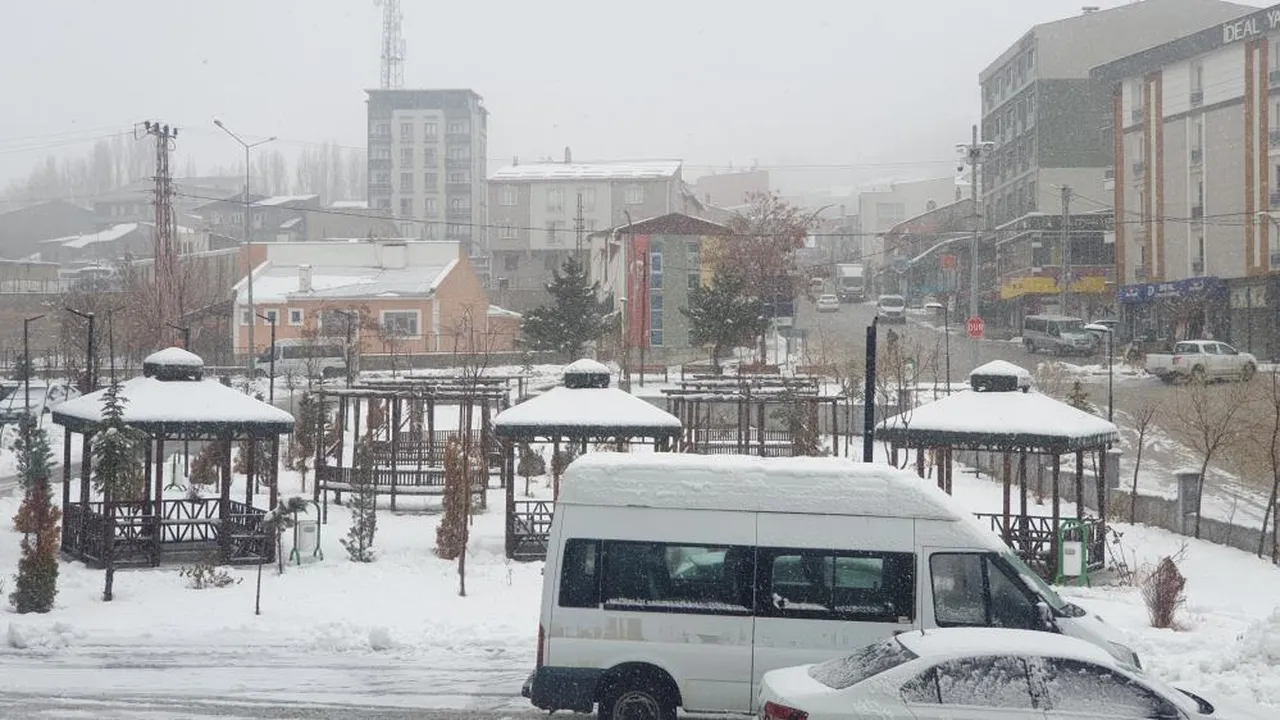 Van kara teslim oldu! Yollar kapandı, kar kalınlığı 50 santimi buldu