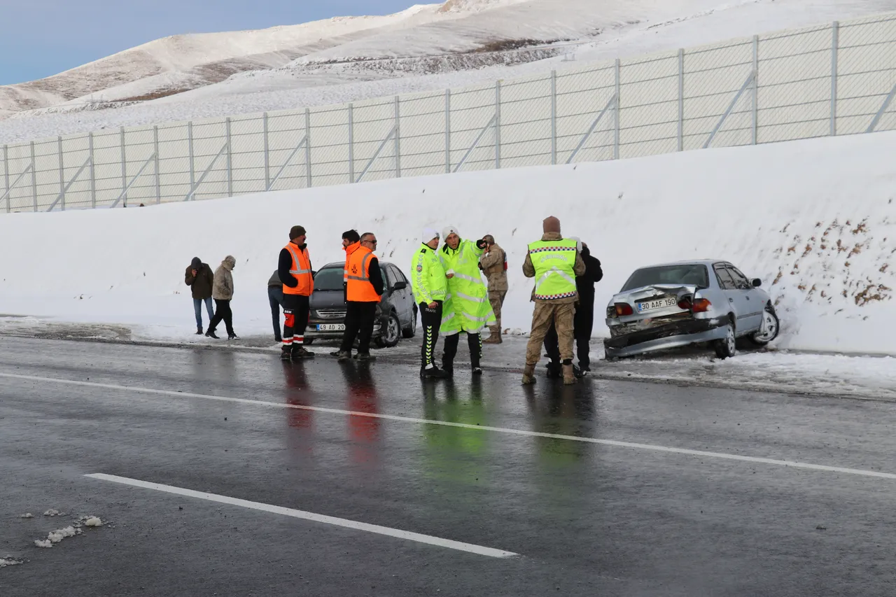 Kaza sonrası yolda güvenlik önlemleri alındı