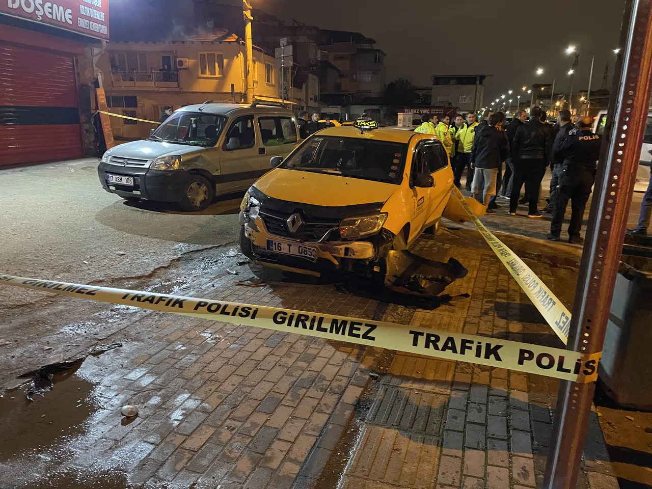 3 araca çarpan taksi kullanılamaz hale geldi