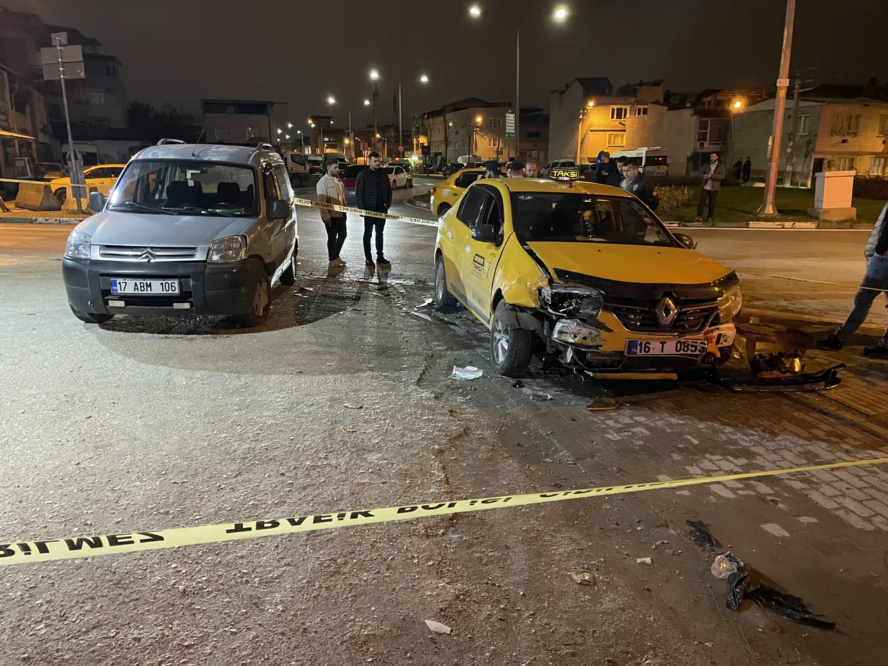 Yolcu görünümlü gaspçı! Bindiği taksiyi kaçırdı, kaza üstüne kaza yaptı