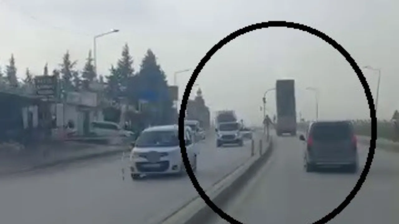 Yürekleri ağza getiren anlar! Damperi açık kamyon trafik ışıklarına çarptı