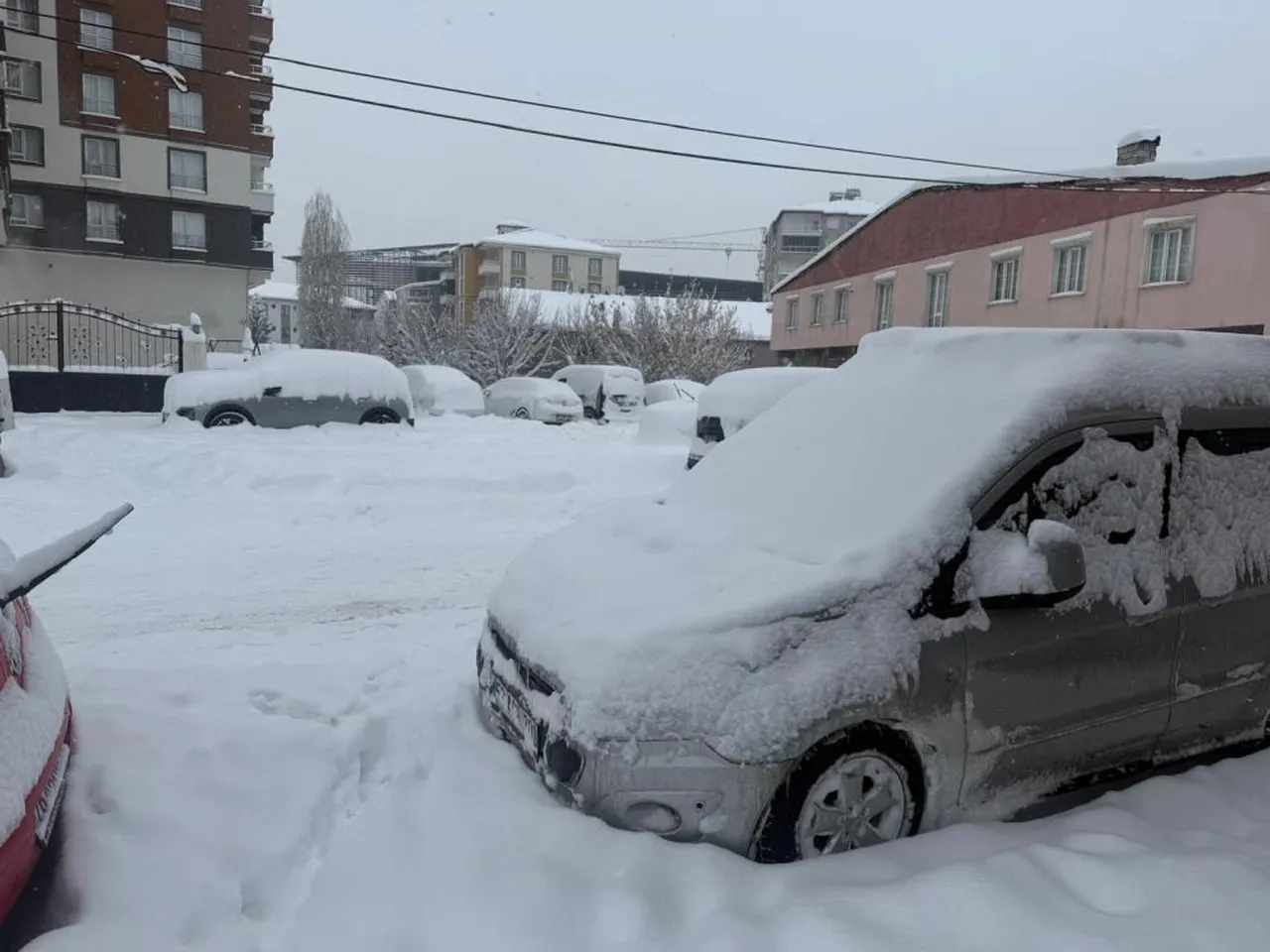 Ağrı Patnosta hayat durdu! 60 santim kar var, arabalar görünmüyor