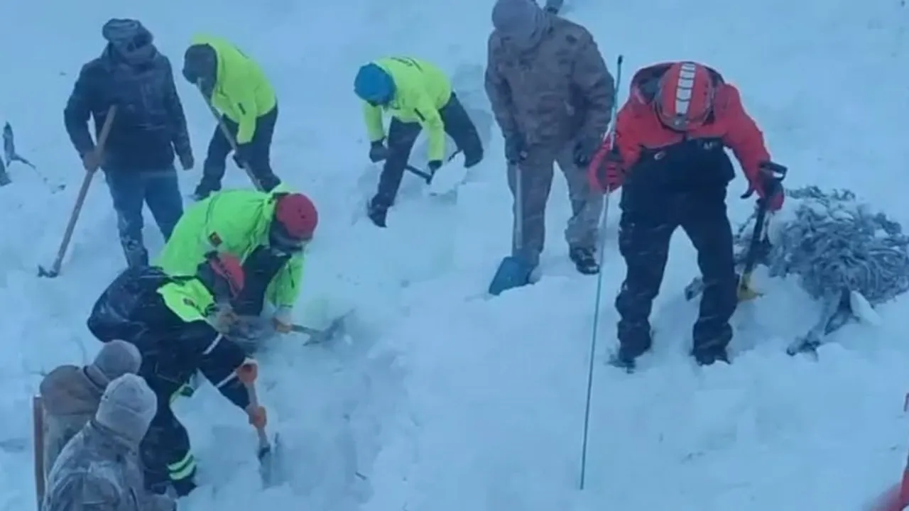 Artvin'de çığ felaketi! 2 kişiyi arama çalışmaları sürüyor